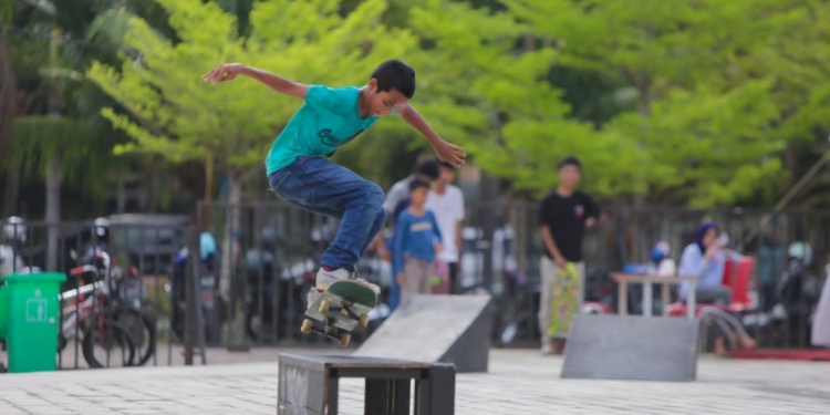 Atraksi pemain skateboard memeriahkan ajang Aceh Pop Culture Fest. (Foto: Alibi/Dok. Disbudpar Aceh)
