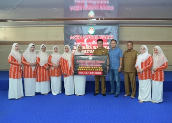Ketua DWP Aceh, Mellani Subarni, didampingi Pengurus, menyerahkan bantuan kemanusiaan kepada Kalak BPBA, Ilyas, untuk korban bencana gempa Turki di Aula BPBA, Banda Aceh, Selasa (7/3/2023). (Dok. Humas Pemerintah Aceh)