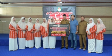 Ketua DWP Aceh, Mellani Subarni, didampingi Pengurus, menyerahkan bantuan kemanusiaan kepada Kalak BPBA, Ilyas, untuk korban bencana gempa Turki di Aula BPBA, Banda Aceh, Selasa (7/3/2023). (Dok. Humas Pemerintah Aceh)