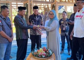 Asisten I Sekda Aceh, M. Jafar, mewakili Pj Gubernur Aceh, bersama Bupati Mamuju, Hj. Sitti Sutinah Suhardi, dan Kalak BPBA, Ilyas, pada prosesi acara peresmian Masjid Al-Munawwarah di Sulawesi Barat, Jum'at (10/3/2023). (Dok. Humas Pemerintah Aceh)