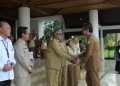 Sekda Aceh, Bustami menyerahkan Surat Keputusan (SK) Kenaikan Pangkat dan Pensiun kepada 1.146 Aparatur Sipil Negara (ASN) Pemerintah Aceh di Kantor Gubernur Aceh, Banda Aceh, Senin (13/3/2023). (Dok. Humas Pemerintah Aceh)