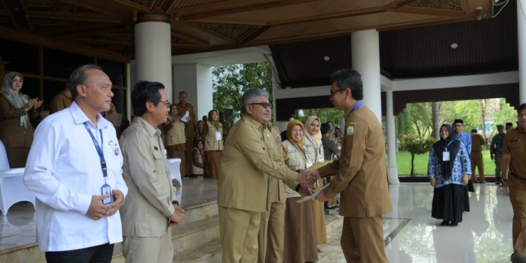 Sekda Aceh, Bustami menyerahkan Surat Keputusan (SK) Kenaikan Pangkat dan Pensiun kepada 1.146 Aparatur Sipil Negara (ASN) Pemerintah Aceh di Kantor Gubernur Aceh, Banda Aceh, Senin (13/3/2023). (Dok. Humas Pemerintah Aceh)