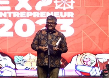 Sekda Aceh Bustami, saat menyampaikan sambutan dan menutup secara resmi Expo Enterpreneur 2023, di Lapangan Blang Padang, Banda Aceh, Senin (13/3/2023) malam. (Dok. Humas Pemerintah Aceh)