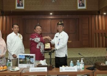 Asisten Sekda Aceh, Iskandar, menyerahkan cenderamata kepada Bupati Sumedang, H. Dony Ahmad Munir, Jumat (17/3/2023). (Foto: ALIBI/Dok. Humas Pemerintah Aceh)