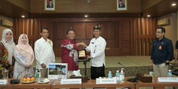 Asisten Sekda Aceh, Iskandar, menyerahkan cenderamata kepada Bupati Sumedang, H. Dony Ahmad Munir, Jumat (17/3/2023). (Foto: ALIBI/Dok. Humas Pemerintah Aceh)