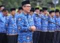 Kepala BPKA, Azhari Hasan, saat memimpin Apel Pagi pada Lingkungan Pemerintah Aceh, di Halaman Kantor Gubernur Aceh, Banda Aceh, Senin (20/3/2023). (Foto: Alibi/Dok. Humas Pemerintah Aceh)