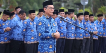 Kepala BPKA, Azhari Hasan, saat memimpin Apel Pagi pada Lingkungan Pemerintah Aceh, di Halaman Kantor Gubernur Aceh, Banda Aceh, Senin (20/3/2023). (Foto: Alibi/Dok. Humas Pemerintah Aceh)