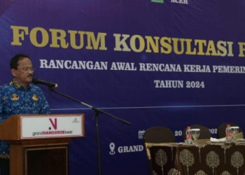 Plt Asisten Perekonomian dan Pembangunan Sekda Aceh, Ir. Mawardi, saat membuka acara FKP Rencana Awal Kerja Pemerintah Aceh Tahun 2024 di Banda Aceh, Senin (20/3/2023). (Foto: Alibi/Dok. Humas Pemerintah Aceh)