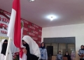 Tiga narapidana saat mengucapkan ikrar setia kepada NKRI dan mencium Bendera Merah Putih saat pengucapan ikrar NKRI di Lapas Perempuan. (Foto: Dok. Antara/HO-Damiri)