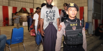 Petugas menangkap para imigran gelap ini di kawasan Lambaro, Kecamatan Ingin Jaya, Aceh Besar, Selasa (21/3/2023). (Foto: Alibi/Dok. Polresta Banda Aceh)