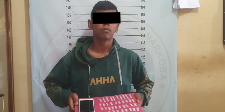 Satresnarkoba Polres Pidie menangkap ZA (21) pelaku penyalahgunaan narkoba jenis sabu di Kabupaten Pidie, Minggu (26/3/2023). (Foto: Alibi/Dok. Polisi)