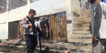 Petugas dibantu warga padamkan api yang membakar gedung serba guna BUMK Buntul Gayo, Bener Meriah, pada Rabu (29/3/2023). (Foto: Alibi/Dok. Polisi)