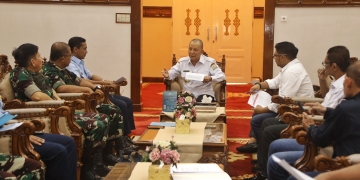 Pj Gubernur Aceh, Achmad Marzuki saat menerima kunjungan Ketua Harian dan Sekjend PB FASI Pusat, di Meuligoe Gubernur Aceh, Kamis (30/3/2023). (Foto: Alibi/Dok. Humas Pemerintah Aceh)
