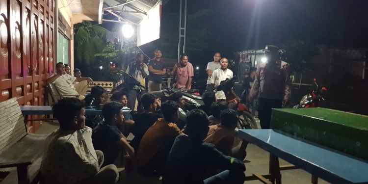 Personil Polsek Pantee Bidari amankan sejumlah remaja yang hendak melakukan balap liar di Gampong Putoh Sa, Kecamatan Pantee Bidari, Kabupaten Aceh Timur, Jumat (31/3/2023). (Foto: Alibi/Dok. Polisi)