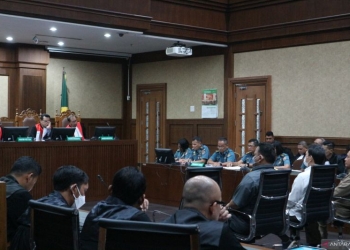 Tiga orang terdakwa dalam perkara dugaan tindak pidana korupsi pengadaan satelit slot orbit 123 derajat Bujur Timur (BT) di Kementerian Pertahanan (Kemenhan) pada 2015 - 2016 menjalani sidang pembacaan dakwaan di Pengadilan Tindak Pidana Korupsi (Tipikor) Jakarta pada Kamis (2/3/2023). (ANTARA/Desca Lidya Natalia)