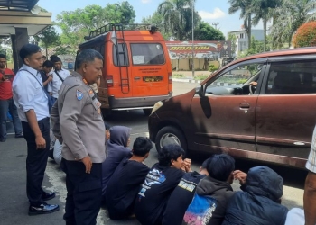 Polisi mengamankan sejumlah remaja yang diduga terlibat dalam aksi pelemparan batu kepada pengendara sepeda motor di Kota Tasikmalaya, Jawa Barat. (ANTARA/HO-Polres Tasikmalaya Kota)
