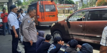 Polisi mengamankan sejumlah remaja yang diduga terlibat dalam aksi pelemparan batu kepada pengendara sepeda motor di Kota Tasikmalaya, Jawa Barat. (ANTARA/HO-Polres Tasikmalaya Kota)