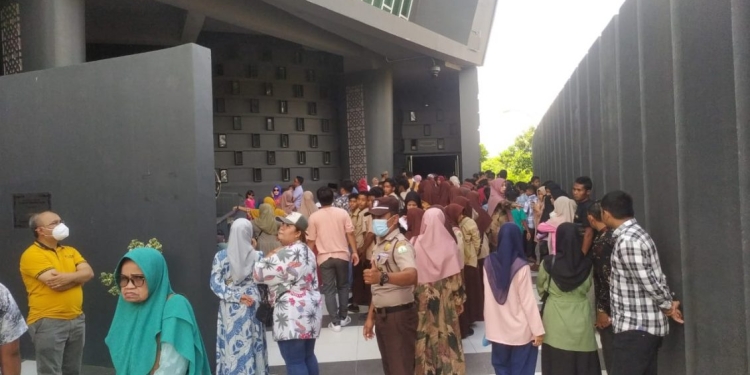 Wisatawan mengunjungi Museum Tsunami Aceh. (Dok. Disbudpar Aceh)