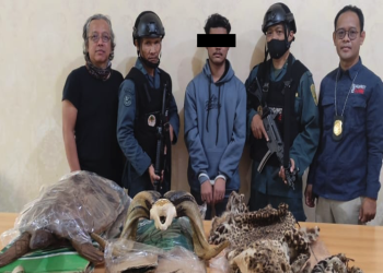 Tim penyidik dari Balai Penegakan Hukum KLHK Wilayah Jawa, Bali, dan Nusa Tenggara mengamankan pelaku penjualan bagian tubuh macan tutul di Bekasi, Jawa Barat. (Foto: Antara/HO-Kementerian LHK)