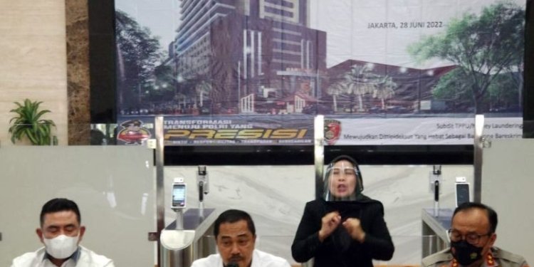 Arsip - Dirtipideksus Bareskrim Polri Brigjen Pol. Whisnus Hermawan (kiri), Kabareskrim Polri Komjen Pol. Agus Andrianto, dan Kadiv Humas Polri Brigjen Pol. Dedi Prasetyo memberikan keterangan pers penanganan kasus KSP Indosurya di Mabes Polri, Jakarta, Selasa (28/6/2022). ANTARA/Laily Rahmawaty/am.