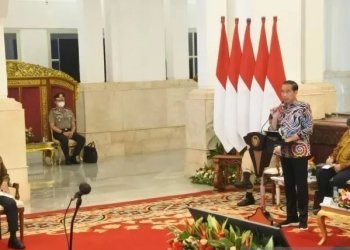 Presiden Jokowi menyampaikan pidato saat membuka Sidang Kabinet Paripurna di Istana Negara, Jakarta, Kamis (2/3/2023). (ANTARA/Indra Arief Pribadi)