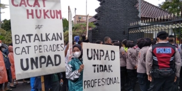 Sejumlah peserta tes seleksi perangkat desa di Kabupaten Kudus, Jawa Tengah, menggelar aksi unjuk rasa untuk menuntut pembatalan hasil seleksi perangkat desa serta menuntut tes ulang di Alun-Alun Kudus, Kamis (2/3/2023). ANTARA/Akhmad Nazaruddin Lathif