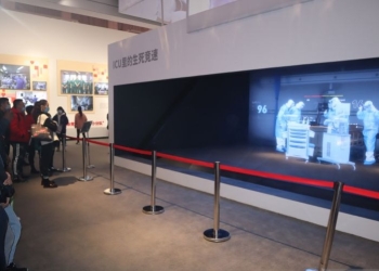 Para pengunjung Museum Anti-COVID-19 di Wuhan, Provinsi Hubei, China, Sabtu (21/11/2020), menyaksikan diorama yang menggambarkan situasi menegangkan dalam penanganan pasien COVID-19 saat mulai mewabah pada akhir Desember 2019 hingga Januari 2020. ANTARA/M. Irfan Ilmie