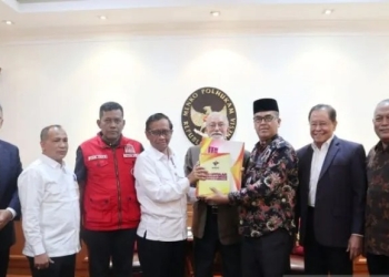Wali Nanggroe Aceh Tgk Malik Mahmud Al Haytar (tengah) bersama Ketua KKR Aceh Masthur Yahya saat menyerahkan data 5.000 kasus pelanggaran HAM Aceh kepada Menkopolhukam Mahfud MD, di Jakarta, Kamis (2/3/2023) (ANTARA/HO/Humas Wali Nanggroe Aceh)