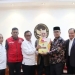 Wali Nanggroe Aceh Tgk Malik Mahmud Al Haytar (tengah) bersama Ketua KKR Aceh Masthur Yahya saat menyerahkan data 5.000 kasus pelanggaran HAM Aceh kepada Menkopolhukam Mahfud MD, di Jakarta, Kamis (2/3/2023) (ANTARA/HO/Humas Wali Nanggroe Aceh)