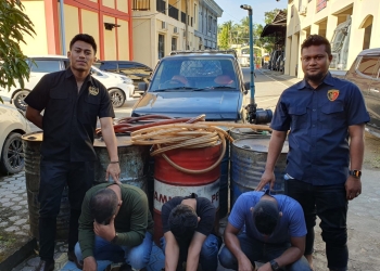 Pelaku beserta barang bukti atas penyalahgunaan BBM di Aceh Timur. (Foto: ALIBI.ID / Dok. Polres Aceh Timur)