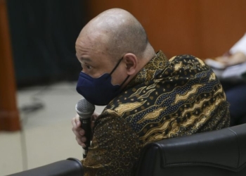 Terdakwa Irjen Pol. Teddy Minahasa memberikan keterangan sebagai saksi dalam kasus peredaran narkotika dengan terdakwa AKBP Dody Prawiranegara dan Linda Pujiastuti saat sidang lanjutan di Pengadilan Negeri Jakarta Barat, Jakarta, Rabu (1/3/2023). ANTARA FOTO/Rivan Awal Lingga/aww.
