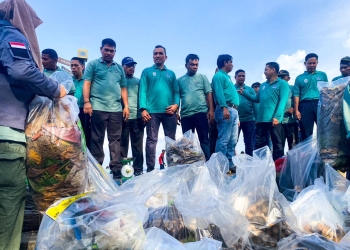 Sejumlah warga membersihkan sampah dalam rangka memperingati Hari Sampah Nasional (HPSN) 2023 tingkat Provinsi Aceh di Kota Sabang, dengan melakukan bersih-bersih pantai di kawasan Sabang Fair, Sabtu, (4/3/2023).  (ALIBI.ID/Fahzian Aldevan)