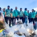 Sejumlah warga membersihkan sampah dalam rangka memperingati Hari Sampah Nasional (HPSN) 2023 tingkat Provinsi Aceh di Kota Sabang, dengan melakukan bersih-bersih pantai di kawasan Sabang Fair, Sabtu, (4/3/2023).  (ALIBI.ID/Fahzian Aldevan)