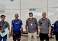 Beberapa petugas Rumah Detensi Imigrasi Denpasar di Bandara Internasional I Gusti Ngurah Rai, Bali, Kamis (2/3/2023) mendampingi seorang warga negara Malaysia (dua kiri) yang dideportasi kembali ke negaranya. ANTARA/HO-Rumah Detensi Imigrasi Denpasar.