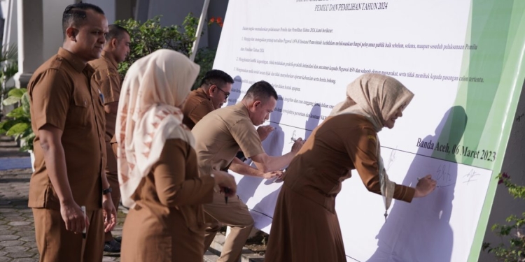 Pegawai Dinas Kebudayaan dan Pariwisata Aceh tanda tangan ikrar netralitas ASN pada pemilu 2024, Senin (6/3/2023). (Dok. Disbudpar Aceh)