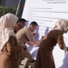 Pegawai Dinas Kebudayaan dan Pariwisata Aceh tanda tangan ikrar netralitas ASN pada pemilu 2024, Senin (6/3/2023). (Dok. Disbudpar Aceh)