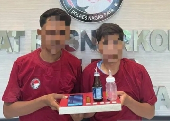 Polisi memperlihatkan dua orang mahasiswa terduga pengedar narkotika jenis sabu saat diamankan di Satuan Narkoba Polres Nagan Raya, Provinsi Aceh, Ahad (5/3/2023). (ANTARA/HO)