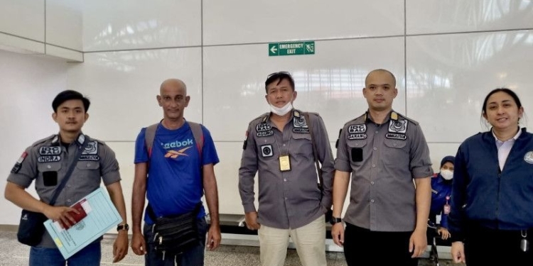 Beberapa petugas Rumah Detensi Imigrasi Denpasar di Bandara Internasional I Gusti Ngurah Rai, Bali, Kamis (2/3/2023) mendampingi seorang warga negara Malaysia (dua kiri) yang dideportasi kembali ke negaranya. (ANTARA/HO-Rumah Detensi Imigrasi Denpasar)