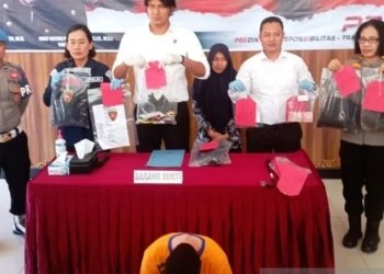 Kepala Satuan Reskrim Polres Madiun AKP Danang Eko Abrianto bersama jajaran menggelar pers rilis di Mapolres Madiun, Senin (/3/2023) tentang kasus WNA asal Bulgaria yang kedapatan membobol, mesin ATM. ANTARA/Louis Rika
