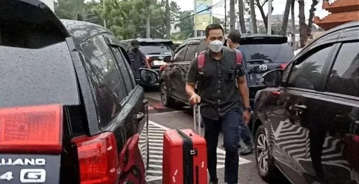 Petugas KPK mengamankan sebuah koper saat melakukan penggeledahan di Gedung DPRD Jatim di Surabaya, Selasa (20/12/2022). (ANTARA/Naufal Ammar Imaduddin)