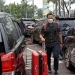 Petugas KPK mengamankan sebuah koper saat melakukan penggeledahan di Gedung DPRD Jatim di Surabaya, Selasa (20/12/2022). (ANTARA/Naufal Ammar Imaduddin)