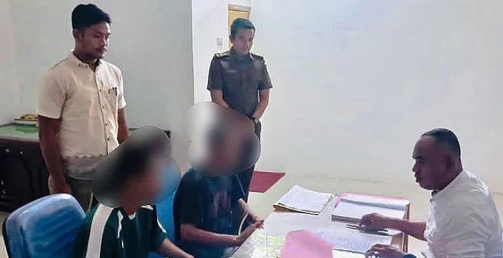 Penyidik Unit III Tindak Pidana Tertentu Satuan Reserse Kriminal Polres Nagan Raya, Aceh, menyerahkan tersangka kasus dugaan penambangan emas secara ilegal kepada Jaksa Penuntut Umum Kejari setempat, Kamis (9/3/2023). ANTARA/HO-Humas Polres Nagan Raya