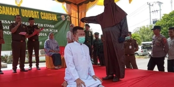 Terpidana pelanggaran syariat Islam menjalani hukuman cambuk atau uqubat ta'zir di halaman Kantor Kejari Aceh Utara, Kamis (9/3/2023). ANTARA/Dedy Syahputra