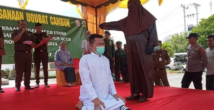 Terpidana pelanggaran syariat Islam menjalani hukuman cambuk atau uqubat ta'zir di halaman Kantor Kejari Aceh Utara, Kamis (9/3/2023). ANTARA/Dedy Syahputra