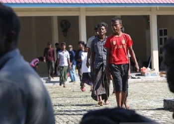 Imigran etnis rohingya berjalan di tempat penampungan sementara UPTD Dinas Sosial Aceh Rumoh Seujahtera Beujroh Meukaya Ladong, Aceh Besar, Aceh, Jumat (17/2/2023). (ANTARA/Khalis Surry)