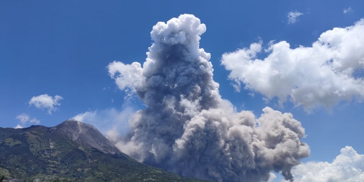 Gunung Merapi muntahkan awan panas guguran, Sabtu (11/3/2023). (Dok. BPNB)