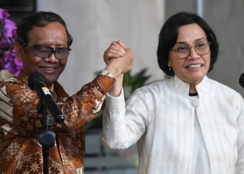 Menteri Koordinator Bidang Politik Hukum dan Keamanan (Menko Polhukam) Mahfud MD (kiri) dan Menteri Keuangan (Menkeu) Sri Mulyani (kanan) berjabat tangan usai menyampaikan keterangan kepada wartawan terkait dugaan transaksi gelap karyawan Kemenkeu di Kantor Kemenkeu, Jakarta, Sabtu (11/3/2023). ANTARA FOTO/Aditya Pradana Putra