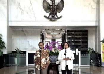Menteri Keuangan Sri Mulyani (kanan) konferensi pers di Jakarta, Sabtu (11/3/2023). (ANTARA/YouTube Kemenkeu RI)