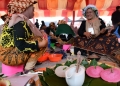 Para peserta Festival Tet Apam sedang mengolah makan tradisonal Aceh berupa “apam”, di Taman Seni Budaya, Banda Aceh, Minggu (12/3/2023). (Dok. Humas Pemko Banda Aceh)