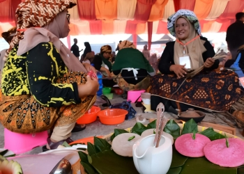 Para peserta Festival Tet Apam sedang mengolah makan tradisonal Aceh berupa “apam”, di Taman Seni Budaya, Banda Aceh, Minggu (12/3/2023). (Dok. Humas Pemko Banda Aceh)